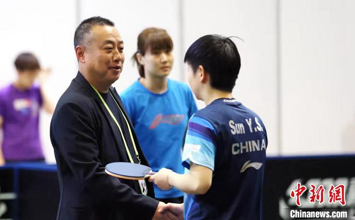 当地时间5月22日，南非德班世乒赛全面拉开战幕。中国队共计参加11场比赛，并保持全胜。图为中国乒乓球协会主席刘国梁探望备战中的孙颖莎。 中新社记者 王曦 摄