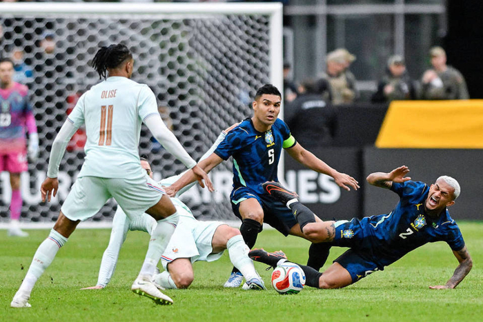 卡塞米罗自由身引热议，米兰与美职联争夺未来