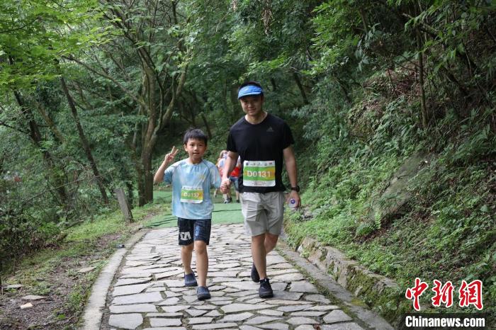 第十届金佛山登山赛开赛 4000名选手共赴山巅挑战