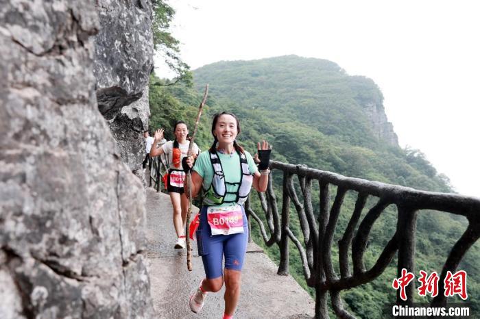 第十届金佛山登山赛开赛 4000名选手共赴山巅挑战