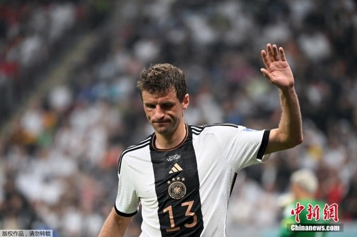 资料图：从俄罗斯到卡塔尔，德国队连续两届世界杯无缘小组出线。无缘晋级后，德国队老将穆勒表示自己已经拼尽全力。本有机会冲击世界杯历史射手王的穆勒，无奈挥别本届世界杯。这一挥手，也带走了许多人的青春。