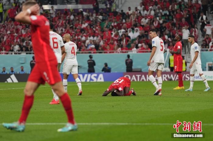 资料图：当地时间12月1日，2022卡塔尔世界杯F组最后一轮小组赛在阿图玛玛体育场进行，加拿大队1-2不敌摩洛哥队。图为加拿大队19号球员阿方索·戴维斯(中)在比赛中。 中新社记者 崔楠 摄