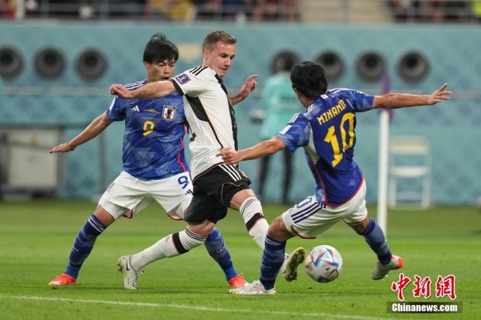 资料图：当地时间11月23日，世界杯小组赛E组首轮第一场，德国队对阵日本队的比赛打响，“死亡小组”E组小组赛的捉对“厮杀”正式开始。本场比赛，日本队在上半场落后一球的情况下，下半场后半段持续威胁德国队球门，由堂安律扳平比分，浅野拓磨打入致胜球，最终逆转德国取胜。图为比赛现场。中新社记者 崔楠 摄