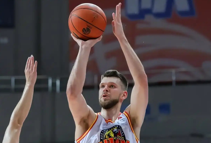 广东男篮官宣签约大外援拉科塞维奇 外援调整引