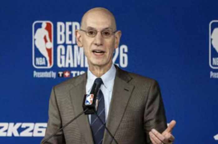 雷霆队与尼克斯队比赛裁判判罚争议引球迷不满