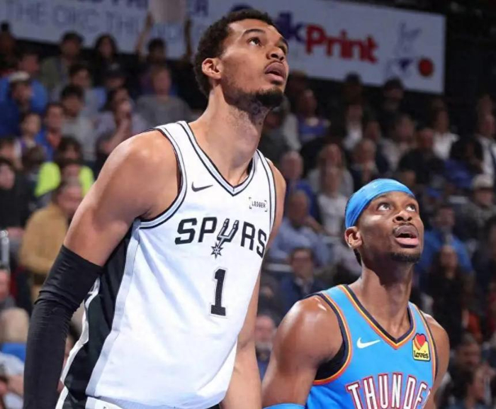 雷霆队与尼克斯队比赛裁判判罚争议引球迷不满